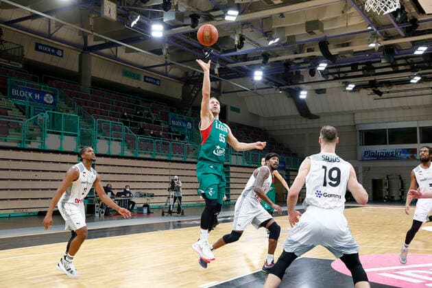 Basketball FIBA Europa Cup 3 Matchday Group I Round 2 in Oberfrankenhalle in Bayreuth Season 2021 2022 Medi Bayreuth vs Legia Warszawa Martynas Sajus Medi Bayreuth 19 right Lukasz Koszarek Legia Warszawa 55 center