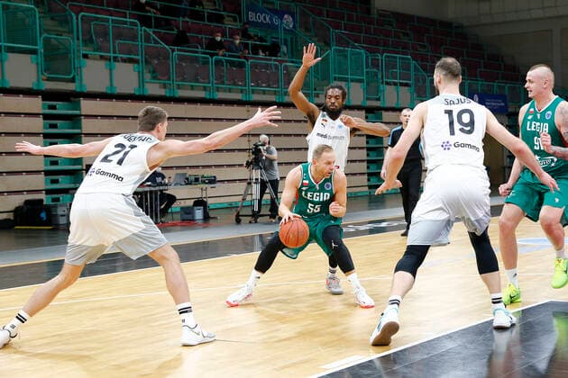 Basketball FIBA Europa Cup 3 Matchday Group I Round 2 in Oberfrankenhalle in Bayreuth Season 2021 2022 Medi Bayreuth vs Legia Warszawa Janari Jöesaar Medi Bayreuth 21 left Marcus Thornton Medi Bayreuth 3 center Martynas Sajus Medi Bayreuth 19 right Lukasz Koszarek Legia Warszawa 55 center front