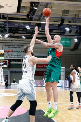 Basketball FIBA Europa Cup 3 Matchday Group I Round 2 at Oberfrankenhalle in Bayreuth Season 2021 2022 Medi Bayreuth vs Legia Warszawa Martynas Sajus Medi Bayreuth 19 left Dariusz Wojciech Wyka Legia Warszawa 91 right