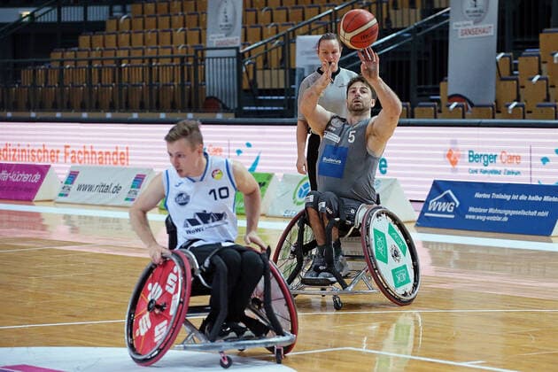 23 01 2022, xovx, wheelchair basketball Bundesliga RBBL, RSV Lahn Dill BBC Münsterland v l Phillip Schorp BBC Münsterland , Simon Brown RSV Lahn Dill Wetzlar Buderus Arena Hesse Germany EN