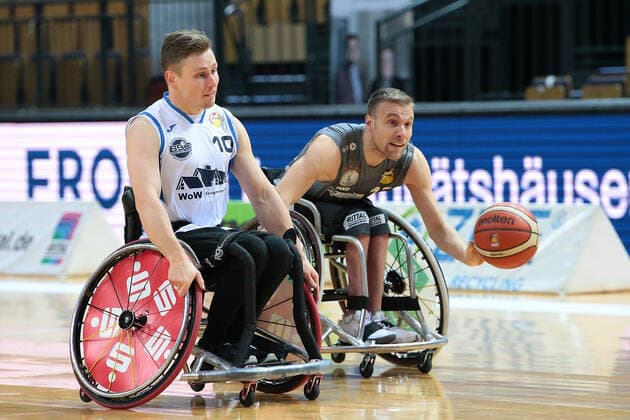 23 01 2022, xovx, wheelchair basketball Bundesliga RBBL, RSV Lahn Dill BBC Münsterland v l Phillip Schorp BBC Münsterland , Thomas Böhme RSV Lahn Dill Wetzlar Buderus Arena Hesse Germany EN
