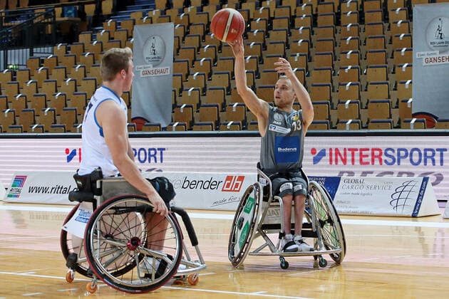 23 01 2022, xovx, wheelchair basketball Bundesliga RBBL, RSV Lahn Dill BBC Münsterland v l Julian Lammering BBC Münsterland , Thomas Böhme RSV Lahn Dill Wetzlar Buderus Arena Hesse Germany EN