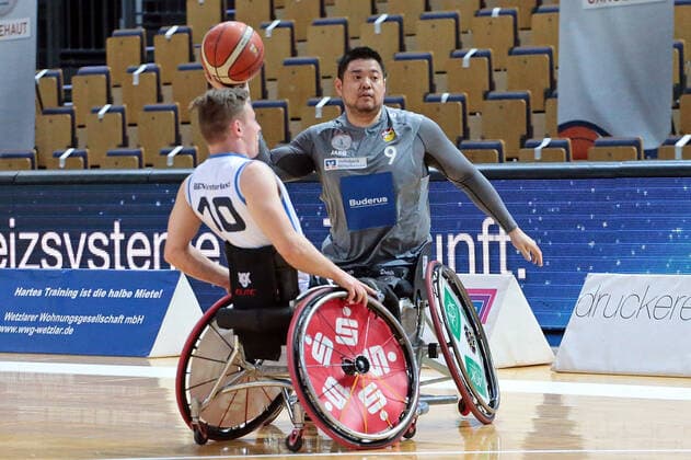 23 01 2022, xovx, wheelchair basketball Bundesliga RBBL, RSV Lahn Dill BBC Münsterland v l Phillip Schorp BBC Münsterland , Hiroaki Kozai RSV Lahn Dill Wetzlar Buderus Arena Hesse Germany EN