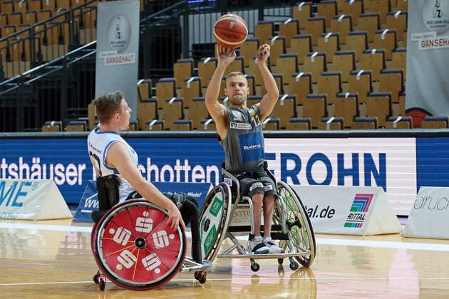 23 01 2022, xovx, wheelchair basketball Bundesliga RBBL, RSV Lahn Dill BBC Münsterland v l Phillip Schorp BBC Münsterland , Thomas Böhme RSV Lahn Dill Wetzlar Buderus Arena Hesse Germany EN