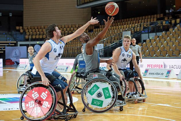 23 01 2022, xovx, wheelchair basketball Bundesliga RBBL, RSV Lahn Dill BBC Münsterland v l Thomas Böhme RSV Lahn Dill , Mattijs Bellers BBC Münsterland , Hiroaki Kozai RSV Lahn Dill , Brian Bell RSV Lahn Dill , Julian Lammering BBC Münsterland Wetzlar Buderus Arena Hesse Germany EN