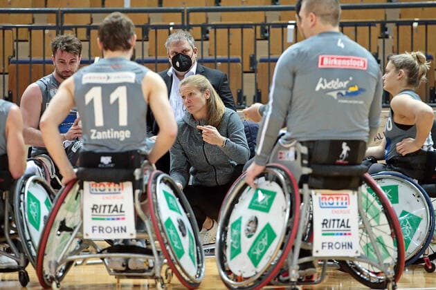 23 01 2022, xovx, wheelchair basketball Bundesliga RBBL, RSV Lahn Dill BBC Münsterland coach Janet Zeltinger RSV Lahn Dill nit instructions to her team Wetzlar Buderus Arena Hesse Germany EN
