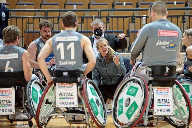 23 01 2022, xovx, wheelchair basketball Bundesliga RBBL, RSV Lahn Dill BBC Münsterland coach Janet Zeltinger RSV Lahn Dill nit instructions to her team Wetzlar Buderus Arena Hesse Germany EN