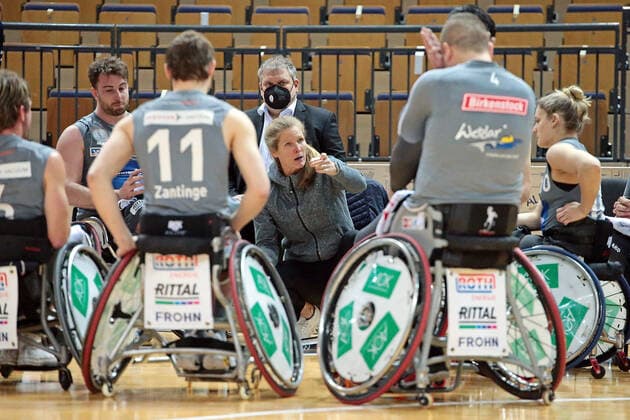 23 01 2022, xovx, wheelchair basketball Bundesliga RBBL, RSV Lahn Dill BBC Münsterland coach Janet Zeltinger RSV Lahn Dill nit instructions to her team Wetzlar Buderus Arena Hesse Germany EN