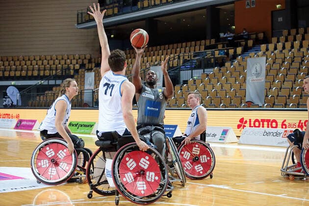 23 01 2022, xovx, wheelchair basketball Bundesliga RBBL, RSV Lahn Dill BBC Münsterland v l Lena Knippelmeyer BBC Münsterland , Mattijs Bellers BBC Münsterland , Brian Bell RSV Lahn Dill , Phillip Schorp BBC Münsterland Wetzlar Buderus Arena Hessen Germany EN