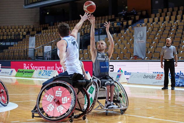 23 01 2022, xovx, wheelchair basketball Bundesliga RBBL, RSV Lahn Dill BBC Münsterland v l Mattijs Bellers BBC Münsterland , Thomas Böhme RSV Lahn Dill Wetzlar Buderus Arena Hesse Germany EN