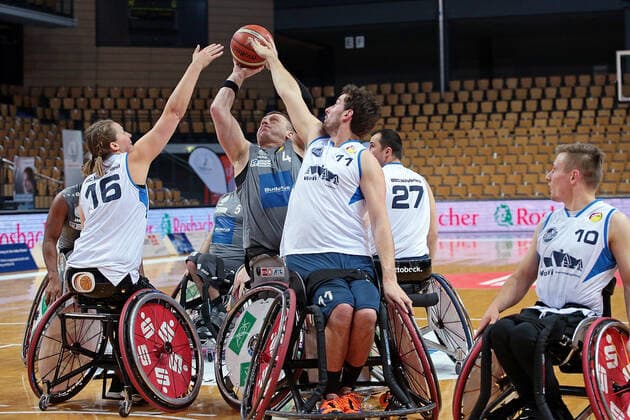 23 01 2022, xovx, Wheelchair Basketball Bundesliga RBBL, RSV Lahn Dill BBC Münsterland v l Brian Bell RSV Lahn Dill , Lena Knippelmeyer BBC Münsterland , Simon Brown RSV Lahn Dill , Dominik Mosler RSV Lahn Dill , Mattijs Bellers BBC Münsterland , Elvis Fakic BBC Münsterland , Phillip Schorp BBC Münsterland Wetzlar Buderus Arena Hesse Germany EN