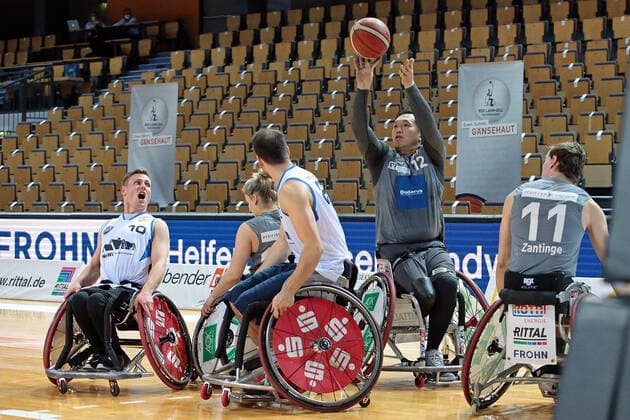 23 01 2022, xovx, wheelchair basketball Bundesliga RBBL, RSV Lahn Dill BBC Münsterland v l Phillip Schorp BBC Münsterland , Catharina Weiß RSV Lahn Dill , Sören Müller BBC Münsterland , Reo Fujimoto RSV Lahn Dill , Quinten Zantinge RSV Lahn Dill Wetzlar Buderus Arena Hesse Germany EN