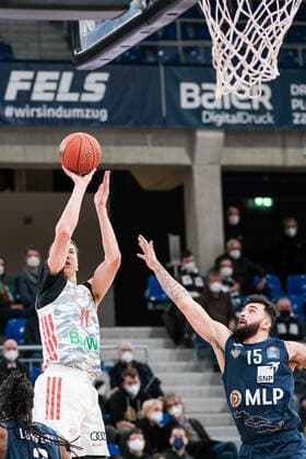 Vladimir Lucic FC Bayern Muenchen, 11 while throwing against Jordan Geist MLP Academics Heidelberg, 15 , MLP Academics Heidelberg vs FC Bayern Muenchen, Basketball, easyCredit Bundesliga, 18 Spieltag, Saison 2021 2022, 23 01 2022, MLP Academics Heidelberg vs FC Bayern Muenchen, Basketball, easyCredit Bundesliga, 18 Spieltag, Saison 2021 2022, 23 01 2022, Heidelberg Copyright: xEibner-Pressefotox EP_EER