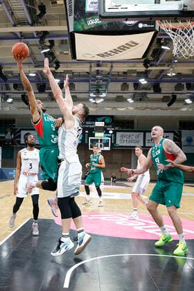 Basketball FIBA Europa Cup 3 Matchday Group I Round 2 at Oberfrankenhalle in Bayreuth Season 2021 2022 Medi Bayreuth vs Legia Warszawa Martynas Sajus Medi Bayreuth 19 right Muhammad Ali Abdur Rahkman Legia Warszawa 5 left