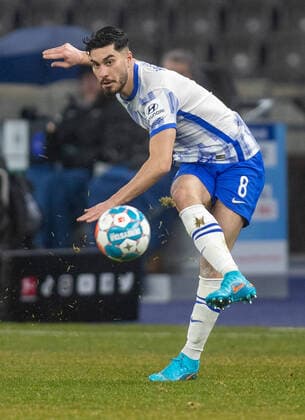 Berlin, 23 01 2022, Football, Bundesliga, 20 Spieltag, Hertha BSC FC Bayern Muenchen, Olympiastadion Herthas Suat Serdar plays the ball DFL regulations and DFB regulations prohibit any use of photographs as image sequences and or quasi video, Foto Andreas Gora Hertha BSC FC Bayern Muenchen