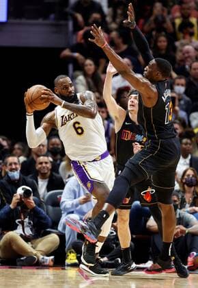 Los Angeles Lakers forward LeBron James (R) is defended by Miami Heat center Bam Adebayo (R) during a NBA, Basketball Herren, USA basketball game, between the Miami Heat and the Los Angeles Lakers, at FTX Arena in Miami, Florida, US, 23 January 2022. Los Angeles Lakers at Miami Heat !ACHTUNG: NUR REDAKTIONELLE NUTZUNG!  Copyright: xRHONAxWISEx AME727 20220124-0aecd4f7f4feba590ba8727f41c534982f0aff83