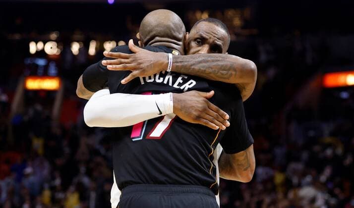 Los Angeles Lakers forward LeBron James (R) hugs Miami Heat forward P.J. Tucker following the NBA, Basketball Herren, USA basketball game between the Miami Heat and the Los Angeles Lakers at FTX Arena in Miami, Florida, USA, 23 January 2022. Los Angeles Lakers at Miami Heat !ACHTUNG: NUR REDAKTIONELLE NUTZUNG!  Copyright: xRHONAxWISEx AME750 20220124-895f44826aed359e01f35f985f22d4af8fe5d10a