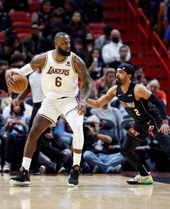 Los Angeles Lakers forward LeBron James (R) is defended by Miami Heat guard Gabe Vincent (R), during a NBA, Basketball Herren, USA basketball game, between the Miami Heat and the Los Angeles Lakers, at FTX Arena in Miami, Florida, US, 23 January 2022. Los Angeles Lakers at Miami Heat !ACHTUNG: NUR REDAKTIONELLE NUTZUNG!  Copyright: xRHONAxWISEx AME729 20220124-8ee9c7f35bd996944114cf34d3e4435d328975cf