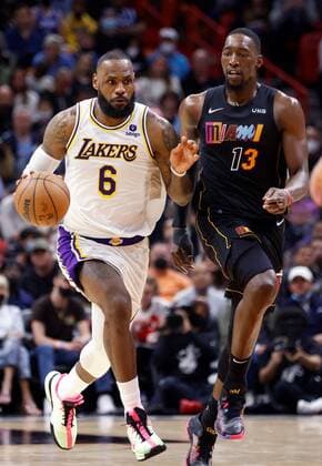 Los Angeles Lakers forward LeBron James (R) brings the ball up court defended by Miami Heat center Bam Adebayo (R) during the second half of the NBA, Basketball Herren, USA basketball game between the Miami Heat and the Los Angeles Lakers at FTX Arena in Miami, Florida, USA, 23 January 2022. Los Angeles Lakers at Miami Heat !ACHTUNG: NUR REDAKTIONELLE NUTZUNG!  Copyright: xRHONAxWISEx AME741 20220124-b108a7dfd8c8b390217d93ef235709b6a6124c68