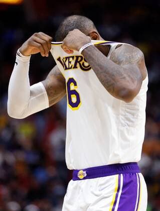 Los Angeles Lakers forward LeBron James wipes his face with his shirt during the second half of the NBA, Basketball Herren, USA basketball game between the Miami Heat and the Los Angeles Lakers at FTX Arena in Miami, Florida, USA, 23 January 2022. Los Angeles Lakers at Miami Heat !ACHTUNG: NUR REDAKTIONELLE NUTZUNG!  Copyright: xRHONAxWISEx AME745 20220124-b66dcf50fd292d604c6b90f1c3f0275cd224b094