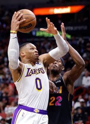 Los Angeles Lakers guard Russell Westbrook (L) shoots around Miami Heat forward Jimmy Butler (R) during the second half of the NBA, Basketball Herren, USA basketball game between the Miami Heat and the Los Angeles Lakers at FTX Arena in Miami, Florida, USA, 23 January 2022. Los Angeles Lakers at Miami Heat !ACHTUNG: NUR REDAKTIONELLE NUTZUNG!  Copyright: xRHONAxWISEx AME747 20220124-beb553beeeac702ed498a8a17f7f165a03edaee9