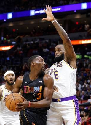 Los Angeles Lakers forward forward LeBron James (R) defends Miami Heat center Bam Adebayo (L) during a NBA, Basketball Herren, USA basketball game, between the Miami Heat and the Los Angeles Lakers, at FTX Arena in Miami, Florida, US, 23 January 2022. Los Angeles Lakers at Miami Heat !ACHTUNG: NUR REDAKTIONELLE NUTZUNG!  Copyright: xRHONAxWISEx AME726 20220124-d15efde18853119a9001482c21b1cdf3d719eff6