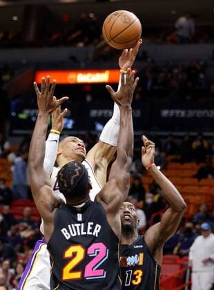 Los Angeles Lakers guard Russell Westbrook (C) shoots between Miami Heat forward Jimmy Butler (L) and center Bam Adebayo (R) during the second half of the NBA, Basketball Herren, USA basketball game between the Miami Heat and the Los Angeles Lakers at FTX Arena in Miami, Florida, USA, 23 January 2022. Los Angeles Lakers at Miami Heat !ACHTUNG: NUR REDAKTIONELLE NUTZUNG!  Copyright: xRHONAxWISEx AME743 20220124-d9d17062126c6d0c6a9dd83d01bd9b26c7167c3e