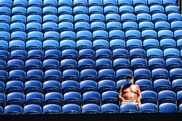 Sport Bilder des Tages TENNIS AUSTRALIAN OPEN, A spectator is seen watching Danielle Collins of the USA in action during the 4th round match against Elise Mertens of Belgium on Day 8 of the Australian Open, at Melbourne Park, in Melbourne, Monday, January 24, 2022. ( NO ARCHIVING, EDITORIAL USE ONLY, NO USE IN BOOKS WITHOUT CONSENT MELBOURNE VIC AUSTRALIA  Copyright: xDAVExHUNTx 20220124001616447593