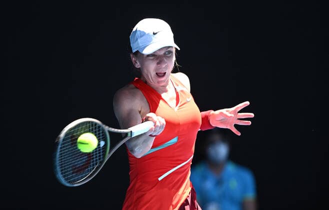 TENNIS AUSTRALIAN OPEN, Simona Halep of Romania in action during her 4th round match against Alize Cornet of France on Day 8 of the Australian Open, at Melbourne Park, in Melbourne, Monday, January 24, 2022. ( NO ARCHIVING, EDITORIAL USE ONLY, NO USE IN BOOKS WITHOUT CONSENT MELBOURNE VIC AUSTRALIA  Copyright: xDAVExHUNTx 20220124001616478544