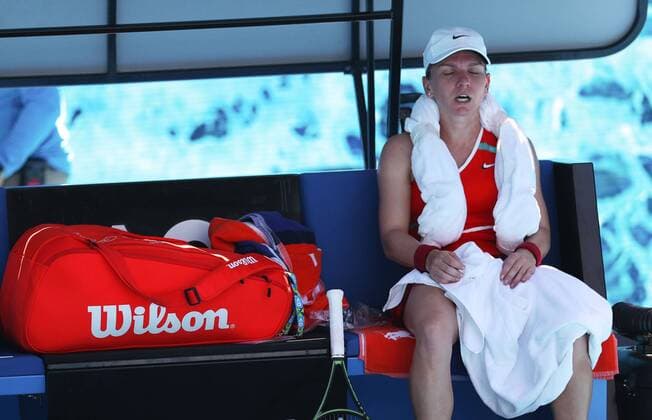 Sport Bilder des Tages Mandatory Credit: Photo by Ella Ling Shutterstock (12765099cb) Simona Halep during her fourth round match Australian Open, Day Eight, Tennis, Melbourne Park, Melbourne, Australia - 24 Jan 2022 Australian Open, Day Eight, Tennis, Melbourne Park, Melbourne, Australia - 24 Jan 2022 Copyright: xEllaxLing Shutterstockx 12765099cb