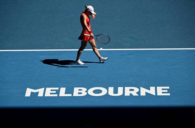 TENNIS AUSTRALIAN OPEN, Simona Halep of Romania is seen during her 4th round match against Alize Cornet of France on Day 8 of the Australian Open, at Melbourne Park, in Melbourne, Monday, January 24, 2022. ( NO ARCHIVING, EDITORIAL USE ONLY, NO USE IN BOOKS WITHOUT CONSENT MELBOURNE VIC AUSTRALIA  Copyright: xDAVExHUNTx 20220124001616500597