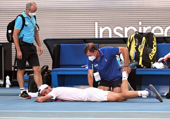 Sport Bilder des Tages Mandatory Credit: Photo by James Gourley Shutterstock (12765100dh) Maxime Cressy receiving treatment during his fourth round match Australian Open, Day Eight, Tennis, Melbourne Park, Melbourne, Australia - 24 Jan 2022 Australian Open, Day Eight, Tennis, Melbourne Park, Melbourne, Australia - 24 Jan 2022 Copyright: xJamesxGourley Shutterstockx 12765100dh