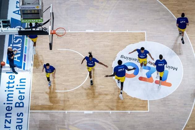 Basketball Berlin 23 01 2022 Season 2021 2022 1 Bundesliga easyCredit BBL Alba Berlin MHP Riesen Ludwigsburg warm up Team Alba Jaleen Smith Alba Berlin, No 03 Christ Koumadje Alba Berlin, No 21 Johannes Thiemann Alba Berlin, No 32 and others