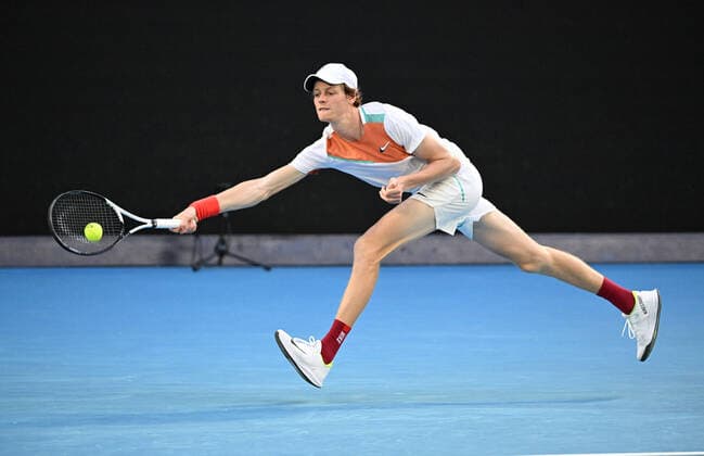 TENNIS AUSTRALIAN OPEN, Jannik Sinner of Italy in action during his 4th round match against Alex de Minaur of Australia on Day 8 of the Australian Open, at Melbourne Park, in Melbourne, Monday, January 24, 2022. ( NO ARCHIVING, EDITORIAL USE ONLY, NO USE IN BOOKS WITHOUT CONSENT MELBOURNE VIC AUSTRALIA  Copyright: xDAVExHUNTx 20220124001616547935