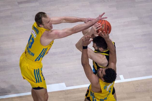 Basketball Berlin 23 01 2022 Season 2021 2022 1 Bundesliga easyCredit BBL Alba Berlin MHP Riesen Ludwigsburg Jonas Wohlfarth Bottermann Ludwigsburg, No 18 Luke Sikma Alba Berlin, No 43 Oscar Da Silva Alba Berlin, No 01