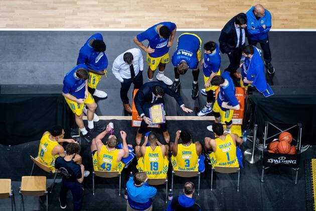 Basketball Berlin 23 01 2022 season 2021 2022 1 Bundesliga easyCredit BBL Alba Berlin MHP Riesen Ludwigsburg Team Alba time out Israel Gonzalez Alba Berlin, coach and others