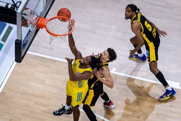Basketball Berlin 23 01 2022 Season 2021 2022 1 Bundesliga easyCredit BBL Alba Berlin MHP Riesen Ludwigsburg Jaleen Smith Alba Berlin, No 03 Jonah Radebaugh Ludwigsburg, No 12 Justin Simon Ludwigsburg, No 05 re
