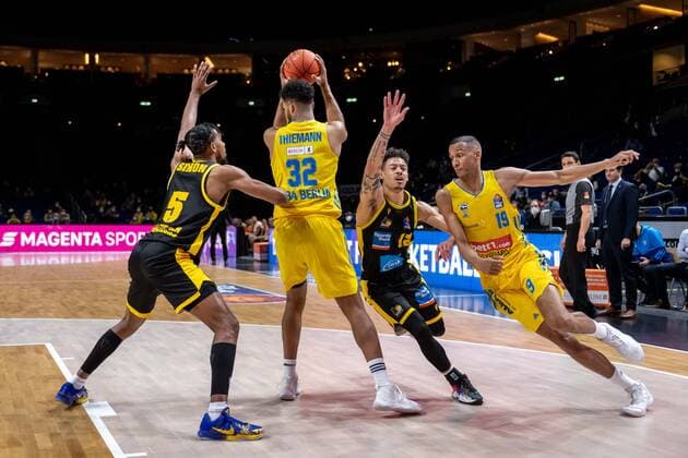 Basketball Berlin 23 01 2022 Season 2021 2022 1 Bundesliga easyCredit BBL Alba Berlin MHP Riesen Ludwigsburg Johannes Thiemann Alba Berlin, No 32 Justin Simon Ludwigsburg, No 05 Louis Olinde Alba Berlin, No 19 Jonah Radebaugh Ludwigsburg, No 12