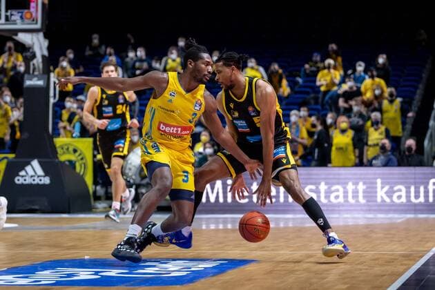 Basketball Berlin 23 01 2022 Season 2021 2022 1 Bundesliga easyCredit BBL Alba Berlin MHP Riesen Ludwigsburg Justin Simon Ludwigsburg, No 05 Jaleen Smith Alba Berlin, No 03