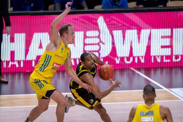 Basketball Berlin 23 01 2022 Season 2021 2022 1 Bundesliga easyCredit BBL Alba Berlin MHP Riesen Ludwigsburg Tremmell Darden Ludwigsburg, No 21 Luke Sikma Alba Berlin, No 43
