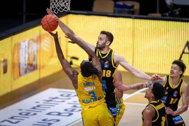 Basketball Berlin 23 01 2022 Season 2021 2022 1 Bundesliga easyCredit BBL Alba Berlin MHP Riesen Ludwigsburg Jaleen Smith Alba Berlin, No 03 Jonas Wohlfarth Bottermann Ludwigsburg, No 18
