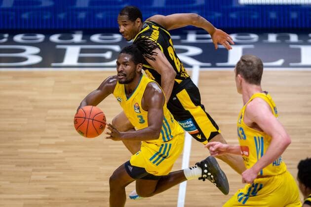 Basketball Berlin 23 01 2022 Season 2021 2022 1 Bundesliga easyCredit BBL Alba Berlin MHP Riesen Ludwigsburg Jaleen Smith Alba Berlin, No 03 Tremmell Darden Ludwigsburg, No 21 o Luke Sikma Alba Berlin, No 43 re