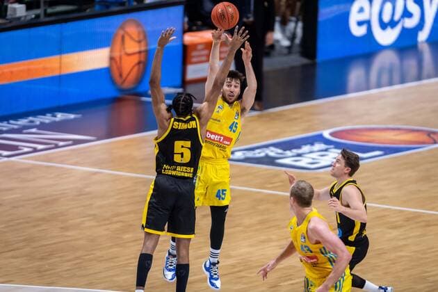 Basketball Berlin 23 01 2022 Season 2021 2022 1 Bundesliga easyCredit BBL Alba Berlin MHP Riesen Ludwigsburg Tamir Blatt Alba Berlin, No 45 Justin Simon Ludwigsburg, No 05