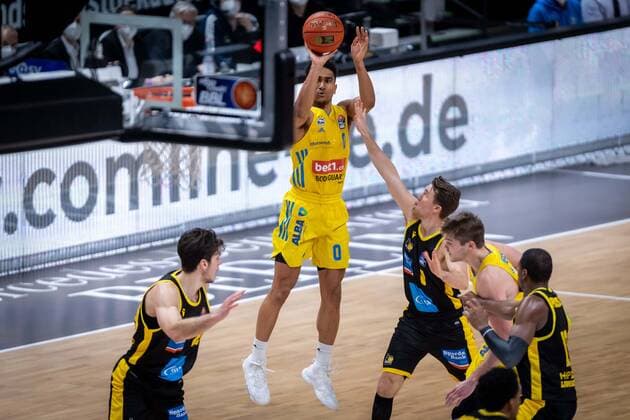 Basketball Berlin 23 01 2022 Season 2021 2022 1 Bundesliga easyCredit BBL Alba Berlin MHP Riesen Ludwigsburg Maodo Lo Alba Berlin, No 00 Jordan Hulls Ludwigsburg, No 01