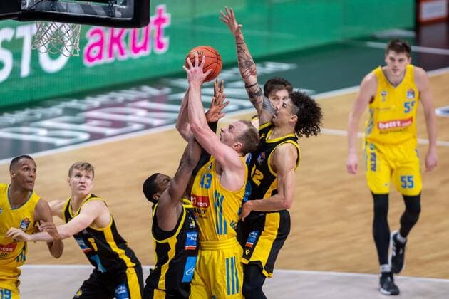 Basketball Berlin 23 01 2022 Season 2021 2022 1 Bundesliga easyCredit BBL Alba Berlin MHP Riesen Ludwigsburg Luke Sikma Alba Berlin, No 43 Yorman Polas Bartolo Ludwigsburg, No 13 Jonah Radebaugh Ludwigsburg, No 12
