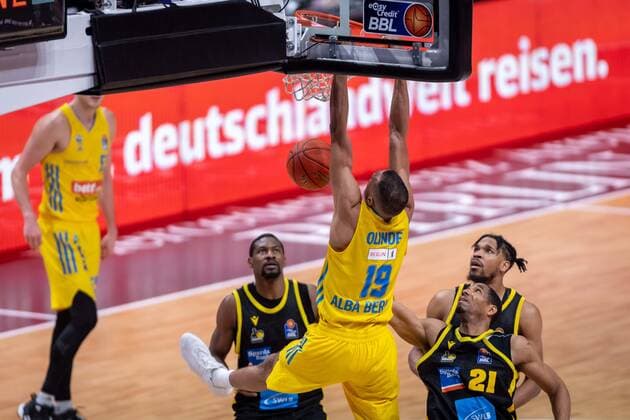 Basketball Berlin 23 01 2022 Season 2021 2022 1 Bundesliga easyCredit BBL Alba Berlin MHP Riesen Ludwigsburg Louis Olinde Alba Berlin, No 19 Yorman Polas Bartolo Ludwigsburg, No 13 Tremmell Darden Ludwigsburg, No 21 Justin Simon Ludwigsburg, No 05