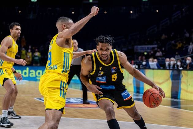 Basketball Berlin 23 01 2022 Season 2021 2022 1 Bundesliga easyCredit BBL Alba Berlin MHP Riesen Ludwigsburg Justin Simon Ludwigsburg, No 05 Louis Olinde Alba Berlin, No 19