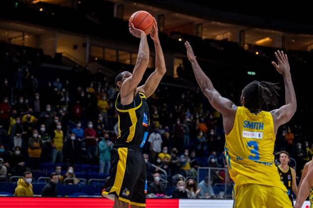 Basketball Berlin 23 01 2022 Season 2021 2022 1 Bundesliga easyCredit BBL Alba Berlin MHP Riesen Ludwigsburg Tremmell Darden Ludwigsburg, No 21 Jaleen Smith Alba Berlin, No 03 Throw to Win