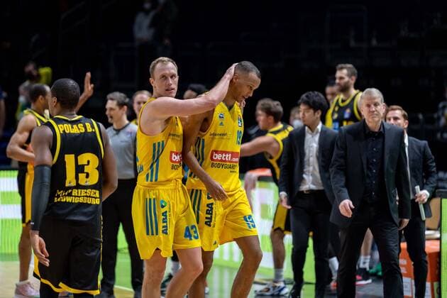 Basketball Berlin 23 01 2022 season 2021 2022 1 Bundesliga easyCredit BBL Alba Berlin MHP Riesen Ludwigsburg Luke Sikma Alba Berlin, No 43 consoles Louis Olinde Alba Berlin, No 19