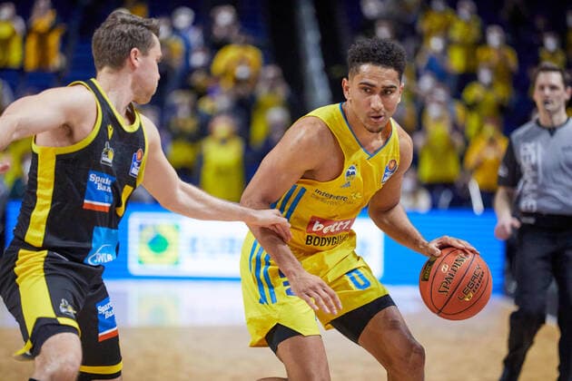 Attack Alba Berlin,Maodo Lo Alba Berin, Jordan Hulls MHP Riesen Ludwigsburg, 1 0 ,GER,Basketball,BBL,18 Matchday,Season 2021 2022,Alba Berlin vs MHP Riesen Ludwigsburg,23 01 2022, 15 00, GER, Basketball,BBL,18 Matchday,Season 2021 2022,Alba Berlin vs MHP Riesen Ludwigsburg,23 01 2022, 15 00,Foto Eibner Gerd Gruhn Berliin Copyright: xGerdxGruhnx EP_GGN